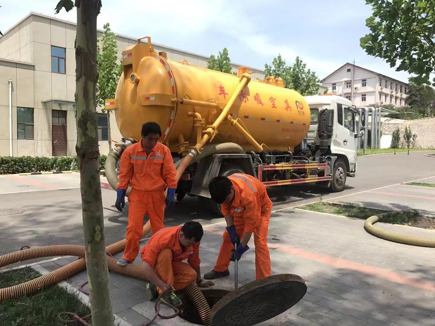 呼和浩特管道疏通车停在窨井附近