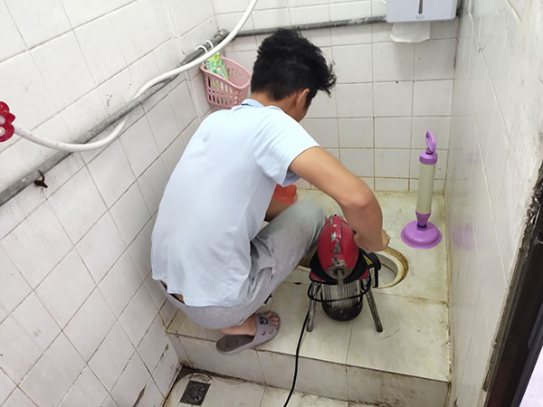 呼和浩特管道堵塞冒臭气 专业师傅现场解决问题