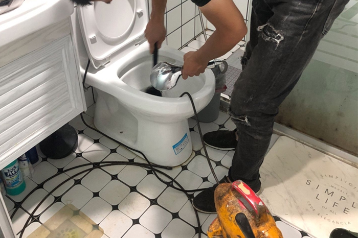 呼和浩特马桶堵塞自己疏通还是找师傅?专业上门服务让你省时更省心
